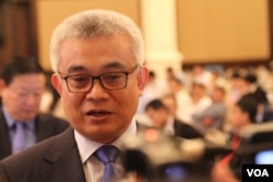 FILE - Cambodia's finance minister, Aun Pornmoniroth, speaks to the press in Phnom Penh, June 7, 2016. (Leng Len/VOA Khmer)