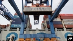 来自中国的集装箱货轮在波士顿港口卸货（2012年7月13日）