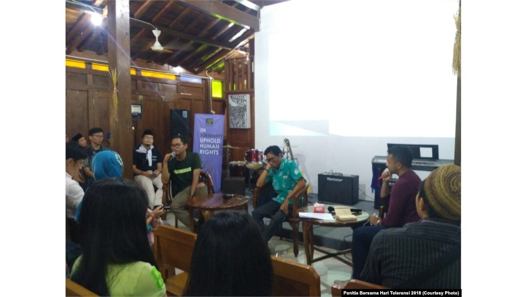 Peneliti Remotivi, Firman Imadudin (kiri), mengatakan media mengikuti logika pasar sehingga memproduksi konten yang condong menyenangkan kelompok mayoritas, Sabtu, 17 November 2018. (Foto: Panitia Hari Toleransi 2018)