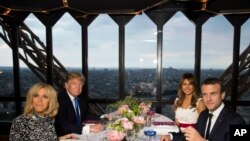 Prezident Tramp, birinci xanım Melaniya Tramp, Fransa prezidenti Emmanuel Makron və onun xanımı Bricitt Makron Eyfel qülləsindəki Cül Vern restoranında şam yeməyi zamanı
