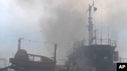 آتش سوزی در کشتی و تصادم دو قطار آهن در اندونیزیا