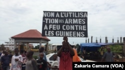 Un manifestant brandit une pancarte indiquant "Non à l’utilisation des armes à feu contre les Guinéens," Conakry, 4 octobre 2017. (VOA/Zakaria Camara)