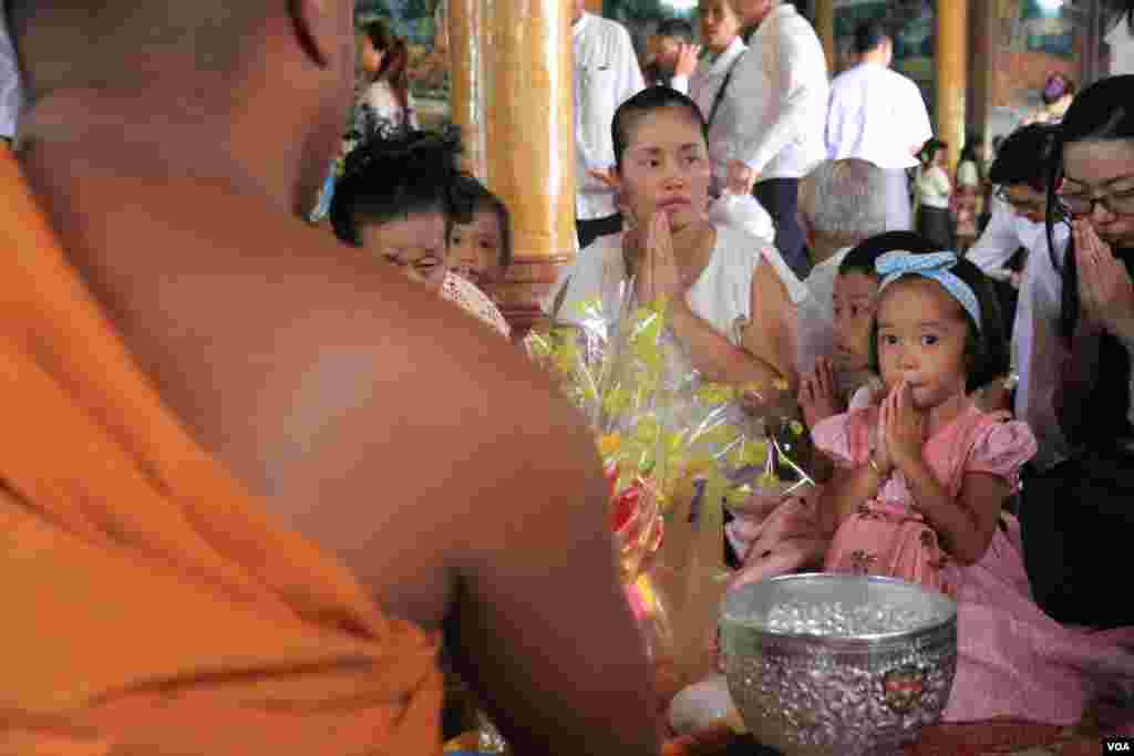 ប្រជាពលរដ្ឋខ្មែរ សំពះព្រះសង្ឃ នៅថ្ងៃបុណ្យចូលឆ្នាំខ្មែរ ក្នុងវត្តមួយជាយរាជធានីភ្នំពេញ កាលពីថ្ងៃទី១៤ ខែមេសា ឆ្នាំ២០១៧។ (ហ៊ាន សុជាតា/VOA)