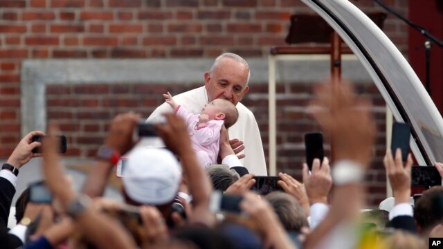 El papa Francisco dijo que el salón de la independencia en Filadelfia es el símbolo de los ideales estadounidenses y resaltó nuevamente los valores de la familia.