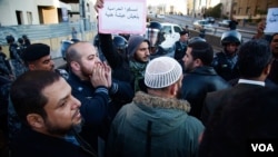 Protesters near Interior Ministry Square in Amman, Jordan shouted anti-government slogans on Wednesday. (Y. Weeks for VOA)