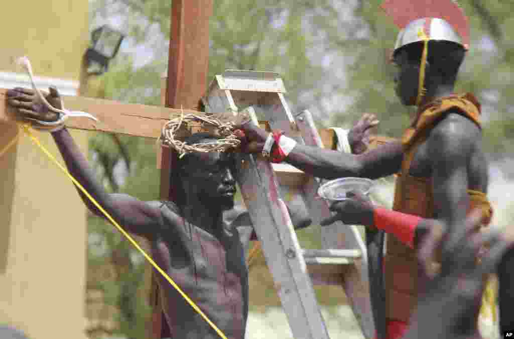 Un hombre vestido como Jesucristo recrea la historia de la Crucifixión durante una procesión de Viernes Santo en Juba, Sudán del Sur. Foto AP.