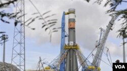 Roket Soyuz saat akan diluncurkan untuk pertama kali dari luar Rusia, yaitu dari pusat antariksa Kourou di Guyana Prancis (21/10). Soyuz membawa dua satelit navigasi Galileo bagi Eropa.