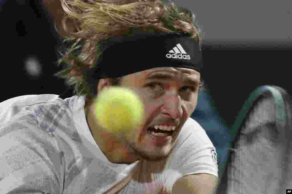 Germany&#39;s Alexander Zverev plays a shot against Italy&#39;s Marco Cecchinato in the third round match of the French Open tennis tournament at the Roland Garros stadium in Paris, France, Friday, Oct. 2, 2020. (AP Photo/Alessandra Tarantino)