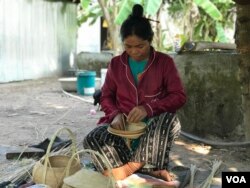 អ្នកស្រីសឿន សុភ័ណ អង្គុយដេរកន្រ្តក និងហិបដាក់ស្លាម្លូ នៅផ្ទះអ្នកស្រីក្នុងសង្កាត់គោកចក ក្រុងសៀមរាប ថ្ងៃទី១៧ ខែមករា ឆ្នាំ២០២១។ (ហ៊ុល រស្មី/វីអូអេ)