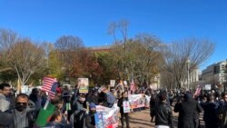যুক্তরাষ্ট্র প্রবাসী বাংলাদেশের সংখ্যালঘু সম্প্রদায়ের প্রতিনিধিদের হোয়াইট হাউজের সামনে নানা রকম ব্যানার পোস্টার হাতে বিক্ষোভ করতে দেখা যাচ্ছে। নভেম্বর ১৯, ২০২১।