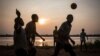 Des jeunes garçons jouent au football sur le port de Dongo, un petit village situé au bord de la rivière Ubangui, dans la région nord-ouest de la RDC, le 24 juin 2015.
