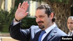 Le Premier ministre Saad al-Hariri fait des gestes à son arrivée au siège du gouvernement à Beyrouth, le 8 août 2014.