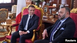 Le roi Mohammed VI du Maroc, à droite, reçoit le président Emmanuel Macron de la France à Rabat, Maroc, 14 juin 2017.
