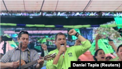 El expresidente ecuatoriano Rafael Correa canta a sus partidarios durante una convención de su partido en Ciudad Esmeraldas. Foto de archivo. REUTERS/Daniel Tapia