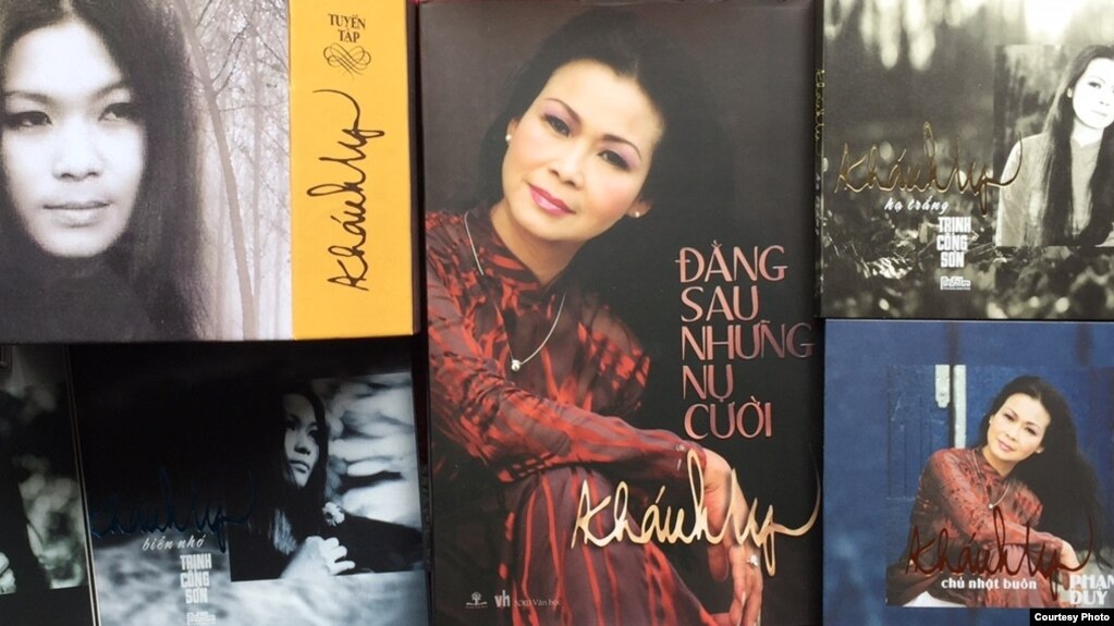 CD nhạc và sách của Khánh Ly được phát hành tại Việt Nam (ảnh Bùi Văn Phú)