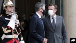 토니 블링컨(가운데) 미 국무장관이 5일 파리 엘리제궁 앞에서 에마뉘엘 마크롱 프랑스 대통령과 환담하고 있다.