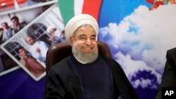 ប្រធានាធិបតី​អ៊ីរ៉ង់លោក Hassan Rouhani ញញឹម​នៅ​ពេល​ដែល​លោក​បាន​ចូលរួម​ក្នុង​ក្រសួង​មហាផ្ទៃ​ដើម្បី​ចុះ​ឈ្មោះសម្រាប់​បេក្ខភាព​របស់លោកសម្រាប់​​ការ​បៅឆ្នោត​ប្រធានាធិបតី​ថ្ងៃទិ​១៩ ឧសភា ២០១៧។