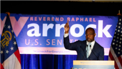Raphael Warnock, kandidati demokrat për Senatin amerikan, duke folur gjatë një tubimi në Atlanta të Xhorxhias më 3 nëntor 2020.