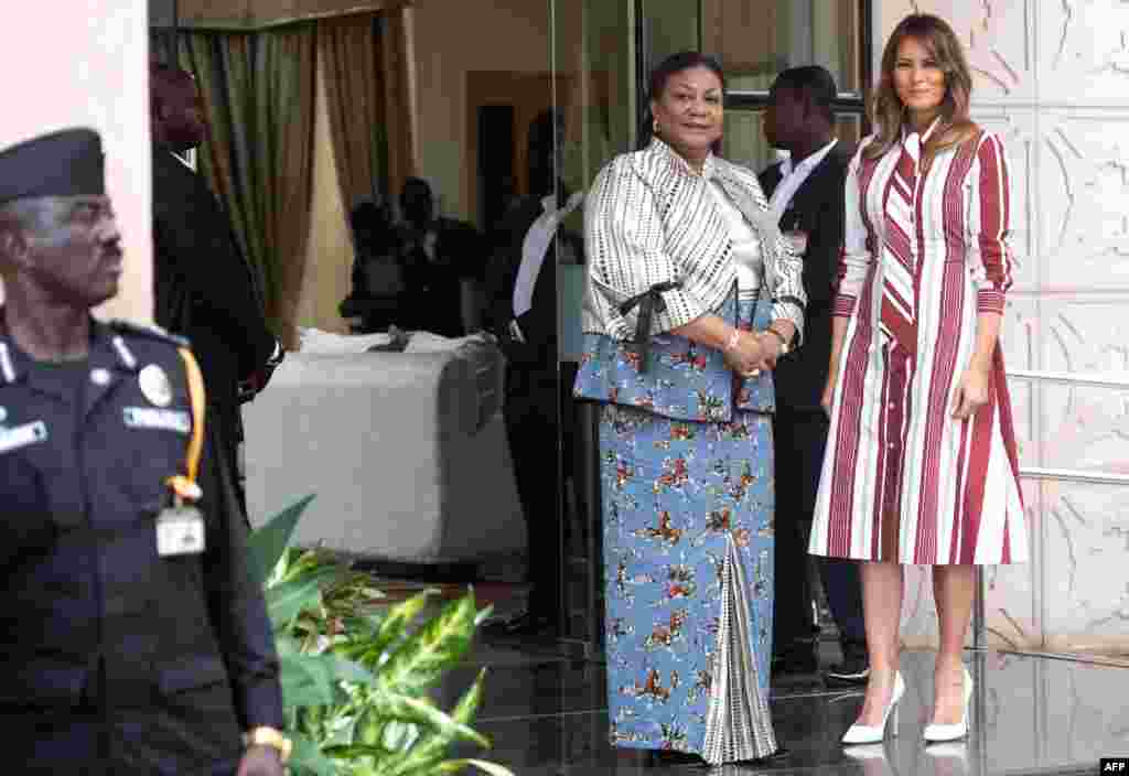 عکسی از ملانیا ترامپ بانوی اول آمریکا در کنار همسر رئیس جمهوری غنا در اکرا پایتخت این کشور آفریقایی