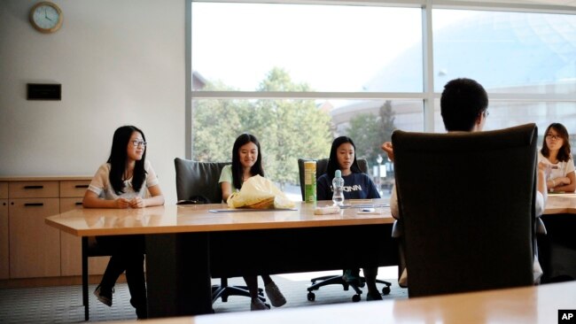 康涅狄克大学的学生参加中国学生学者联合会的座谈