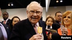 Berkshire Hathaway chairman and CEO Warren Buffett enjoys an ice cream treat from Dairy Queen before the Berkshire Hathaway annual meeting in Omaha, Nebraska, May 6, 2017. 