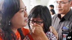 Thân nhân các hành khách trên chuyến bay AirAsia QZ8501 bật khóc trong lúc chờ tin tức về người thân tại phi trường quốc tế Juanda ở Surabaya, Tây Java, Indonesia, ngày 28/12/2014.