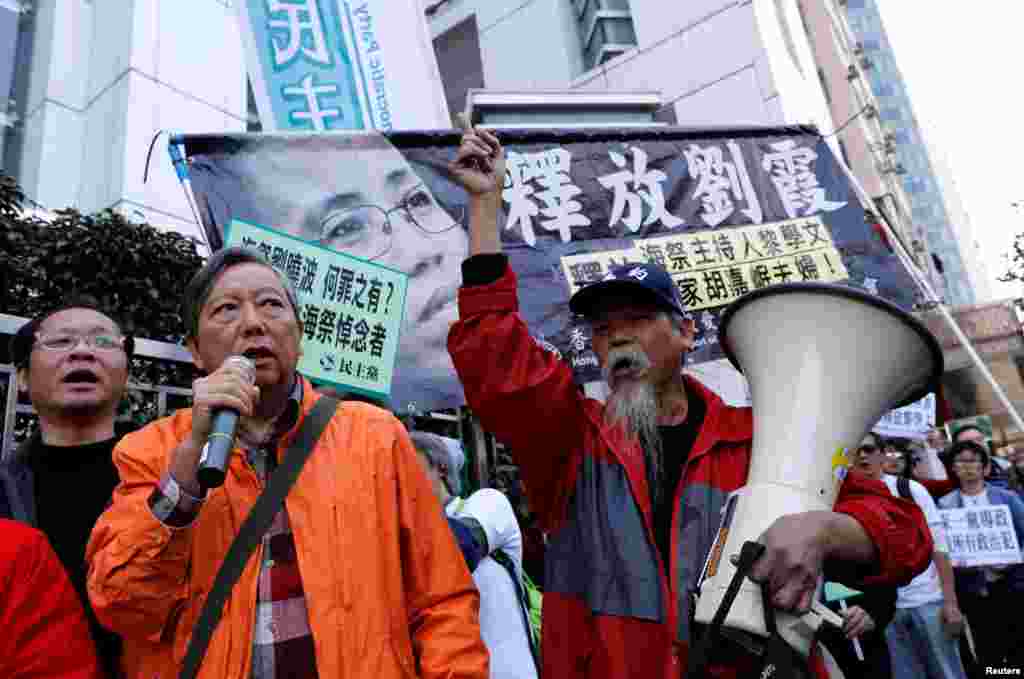 2017年12月25日,香港示威者在中国驻香港联络办公室外面大声呼吁，要求释放刘晓波的妻子刘霞。香港人的示威中多次发出这种呼声。美国和国际社会也一直敦促中国当局停止对刘霞的限制自由措施。7月4日，联合国人权专家发表声明，敦促中国政府释放刘霞，允许她治病，到海外旅行。 &nbsp;