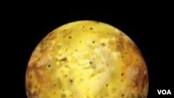 Io, salah satu bulan dari planet Jupiter, memiliki sedikitnya 200 gunung berapi yang masih aktif.