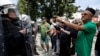 Demonstranti viču na policiju tokom protesta protiv ustoličenja mitropolita Joanikija, u Cetinju, Crna Gora, 4. septembra 2021. (Foto: Rojters, Stevo Vasiljević)