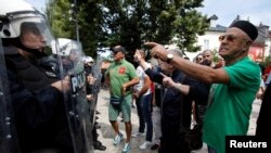 Demonstranti viču na policiju tokom protesta protiv ustoličenja mitropolita Joanikija, u Cetinju, Crna Gora, 4. septembra 2021. (Foto: Rojters, Stevo Vasiljević)