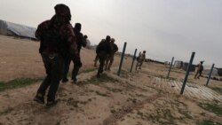Para anggota Pasukan Demokratik Suriah (SDF) menjalankan operasi di kamp Al Hol. (Foto: VOA)