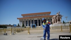 Seorang penyapu jalanan membersihkan halaman di depan Mausoleum mantan Pemimpin China, Mao Zedong di Tiananmen Square saat 50 tahun revolusi kebudayaan partai komunis di Beijing, China (16/5).