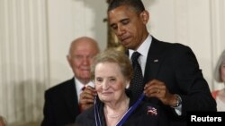 Prezident Barak Obama sobiq davlat kotibasi Madlen Olbraytni Ozodlik medali bilan taqdirlamoqda, 29-may, Vashington, 2012-yil.