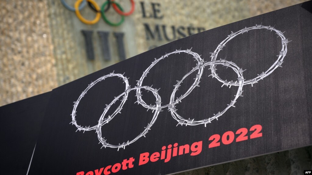 西藏新疆活动人士在洛桑用铁丝网编织奥运圆环抗议中国2022年主办北京冬奥会（法新社2021年6月23日）(photo:VOA)