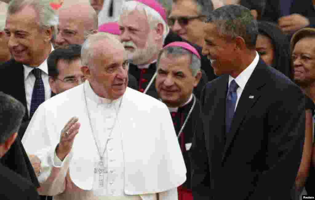 U.S. President Barack Obama (R) welcomes Pope Francis upon his arrival at Joint Base Andrews outside Washington, D.C., Sept. 22, 2015.