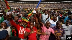Supporters dance and run on the field after Zimbabwe's President Emmerson Mnangagwa was sworn in at the presidential inauguration ceremony in the capital Harare, Zimbabwe, Nov. 24, 2017.