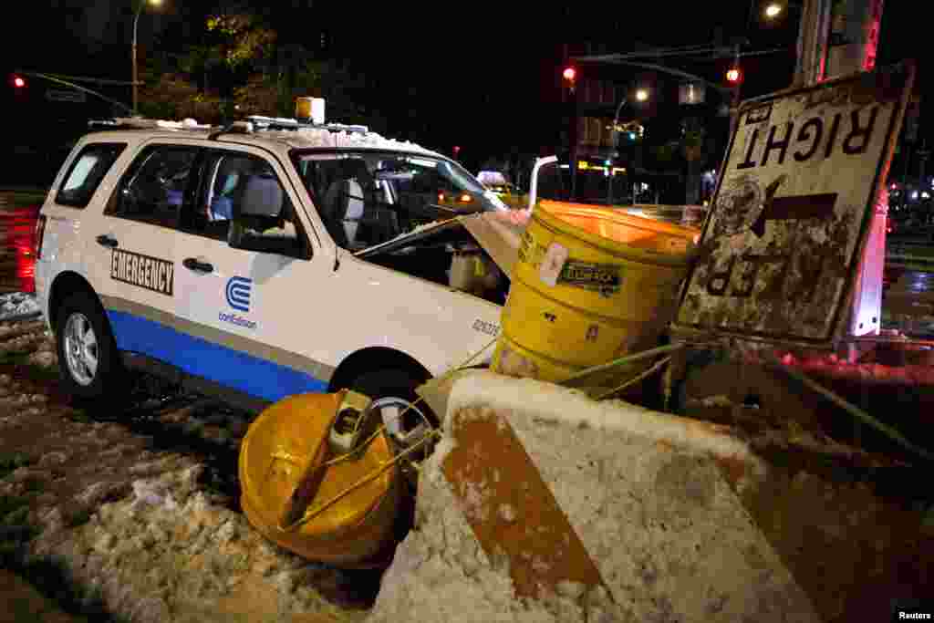 A Con Edison emergency vehicle crashes into a barricade after a nor&#39;easter storm in New York, November 8, 2012. 