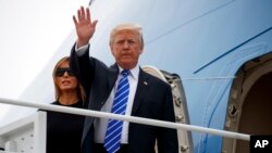 Prezdian Donald Trump ak premye Dam Melania Trump nan moman yo tap kite Etazini nan avyon Air Force One nan pou ale ann Ewop nan peyi Polòl. 5 jiyè 2017. 