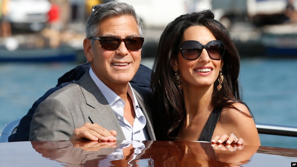 George Clooney (izq.) y Amal Alamuddin, llegan a Venecia, Italia, el viernes 26 de septiembre de 2014. Los Clooney brindarán una cena a invitados especiales en su mansión de Berkshire en Londres el martes 4 de diciembre de 2018.