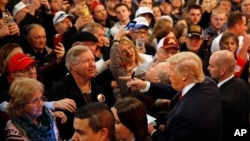 美国共和党总统参选人川普在艾奥华州发表讲话后，受到听众欢迎（2016年1月9日）