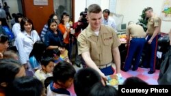 Binh sĩ TQLC Mỹ trao quà cho trẻ em Việt Nam (Ảnh: Ðại sứ quán Hoa Kỳ)