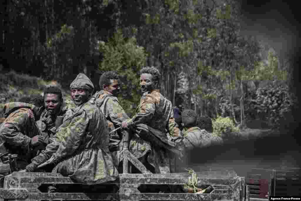Members of the Ethiopian National Defense Force (ENDF) are seen on a truck in Shewa Robit, Dec. 05, 2021.