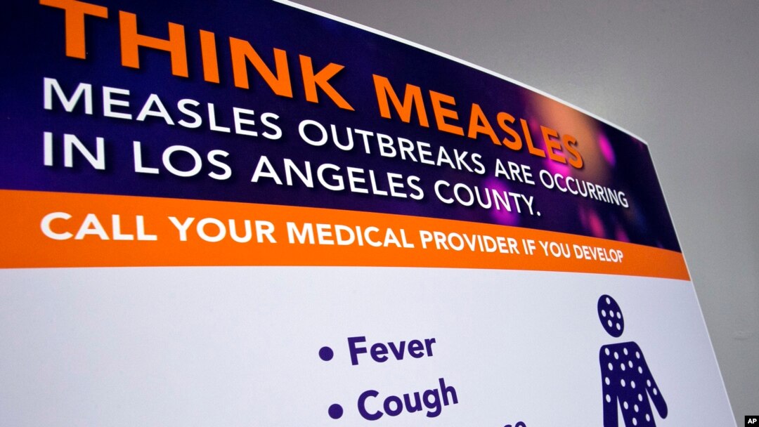 ARCHIVO - Un cartel publicado por el Departamento de Salud Pública del Condado de Los Ángeles muestra información sobre la respuesta al sarampión y las órdenes de cuarentena en Los Ángeles, el 26 de abril de 2019