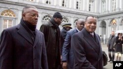 Le président Denis Sassou Nguesso (à droite) le 3 mars 2015 à Bruxelles. (AP Photo)