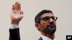 CEO Google Sundar Pichai diambil sumpah sebelum memberikan testimoni di sidang yang digelar oleh Komite Kehakiman DPR AS mengenai praktik pengumpulan data yang dilakukan oleh perusahaan miliknya, di Gedung Capitol, Washington, pada 11 Desember 2018. (Foto: Reuters/Jim Young)
