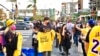 10月22号晚上，在洛杉矶市斯台普斯中心外，支持香港的志愿者聚集起来支持香港，向路人免费发放T恤衫。（美国之音雨舟）