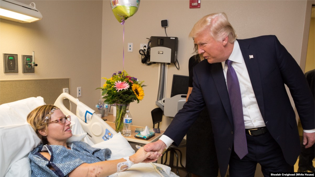 Predsednik Donald Tramp sa povređenima u napadu u Las Vegasu
