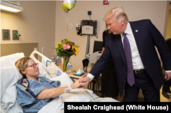 도널드 트럼프 대통령이 4일 라스베이거스 인근 서던네바다 대학병원에 입원중인 총기난사 사건 부상자를 찾아 위로하고 있다.