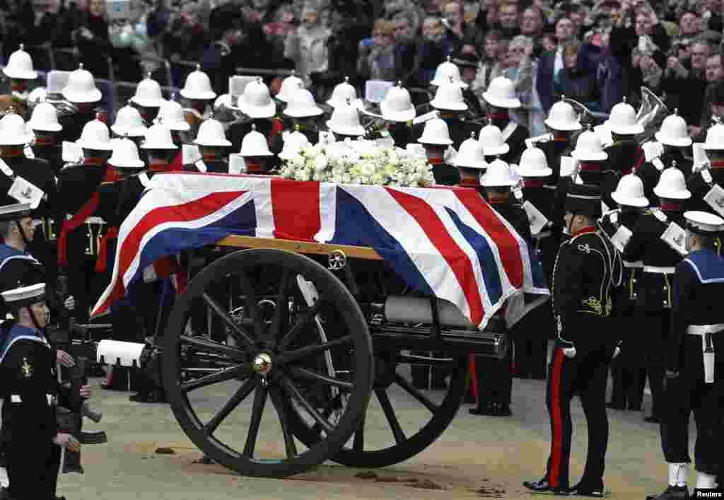 Linh cữu của cựu Thủ tướng Thatcher đặt trên xe kéo pháo, được những con ngựa thuộc Pháo binh Hoàng Gia kéo đến làm lễ tại Nhà thờ Thánh Phao-lô.