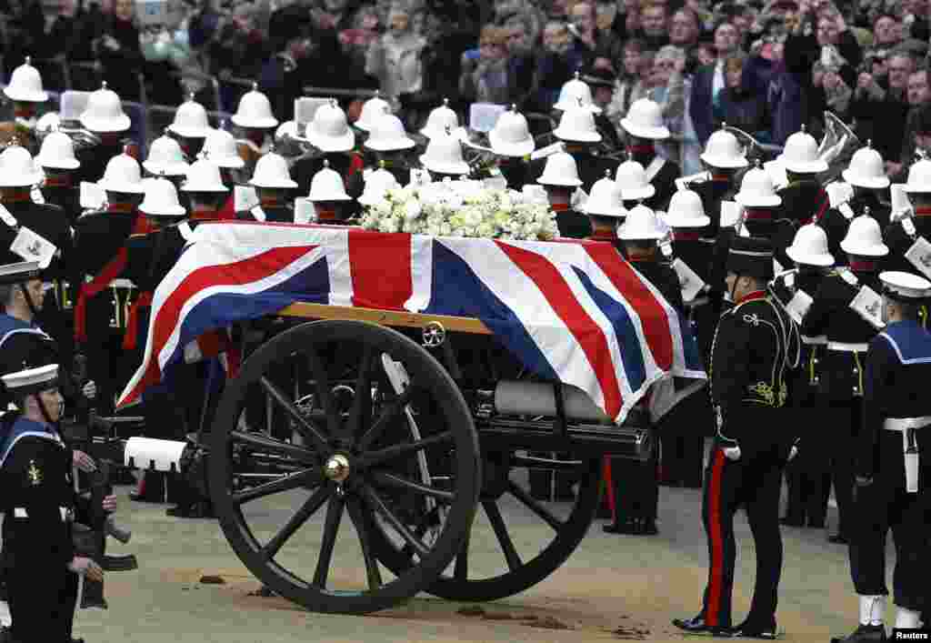 Prosesi pemakaman mantan PM Inggris Margaret Thatcher melewati Ludgate Hill menuju gereja Katedarl St.Paul, London. Peti jenazahnya diletakkan di kereta yang biasanya digunakan untuk membawa meriam, dan&nbsp;ditarik oleh kuda milik Pasukan Artileri Kerajaan Inggris. 